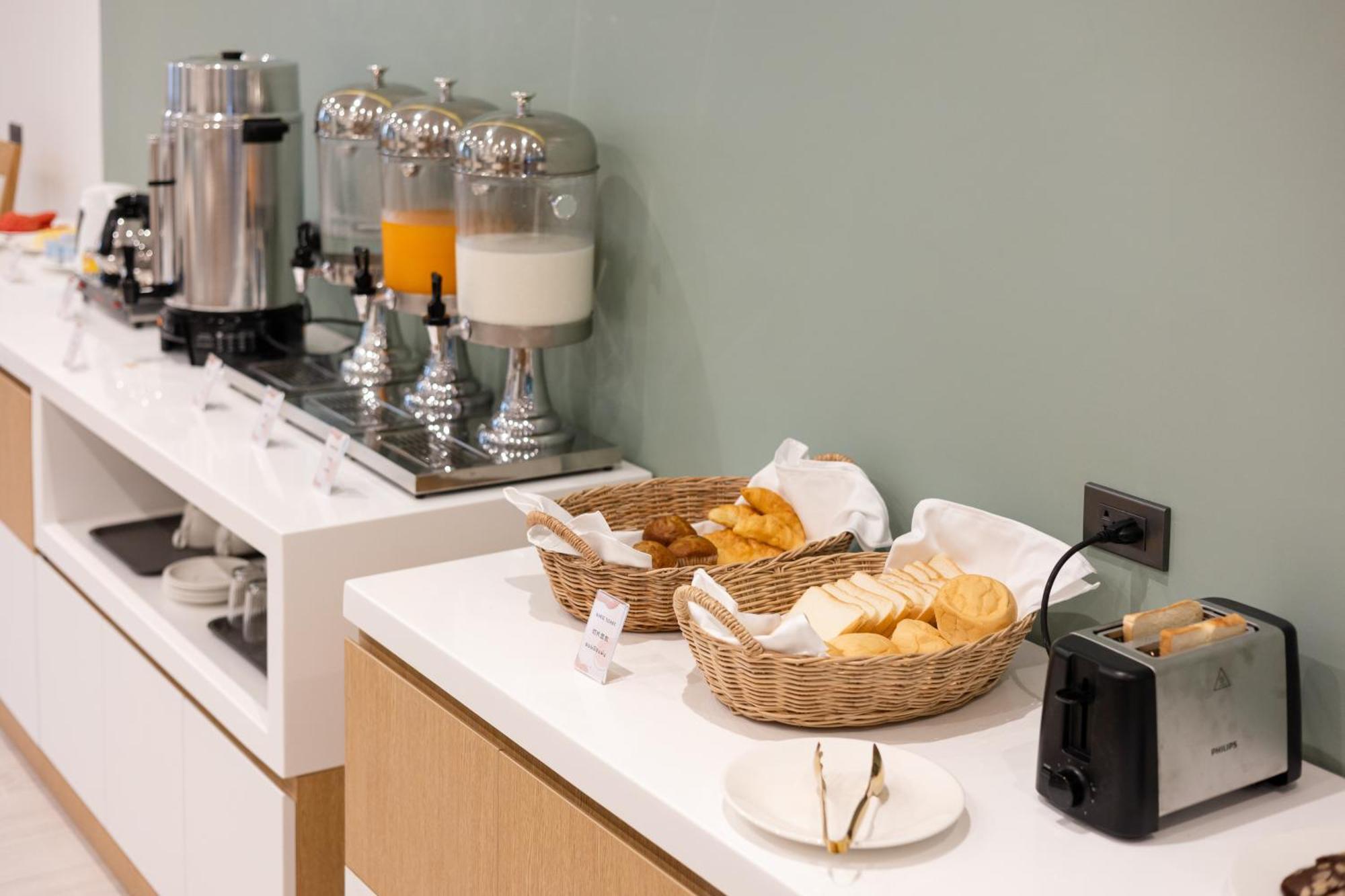 Pure Eleven Hotel Bangkok Makkasan Екстериор снимка