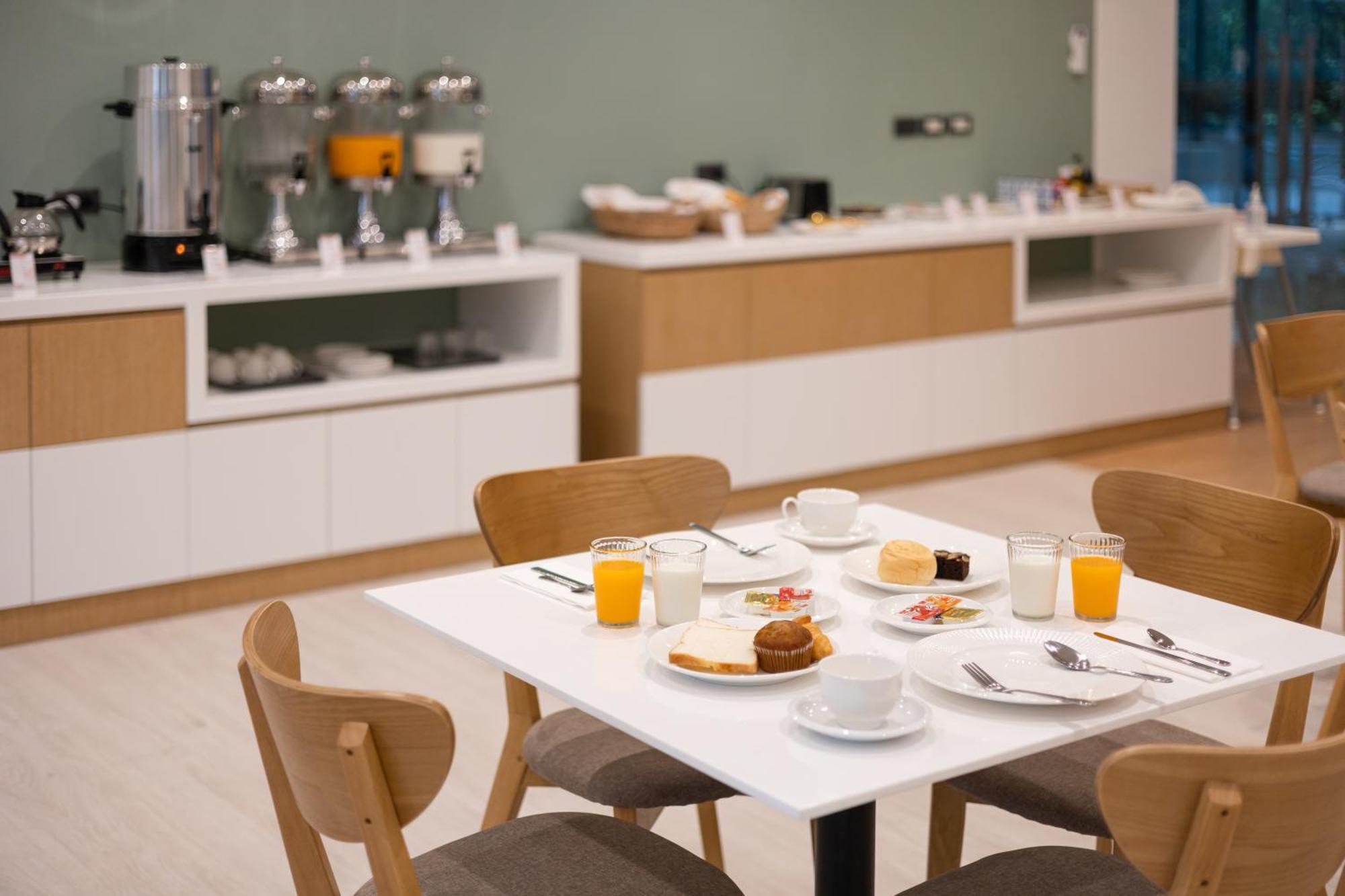 Pure Eleven Hotel Bangkok Makkasan Екстериор снимка